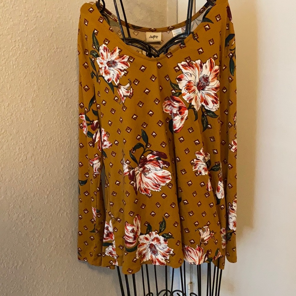 Long sleeve floral top with open back